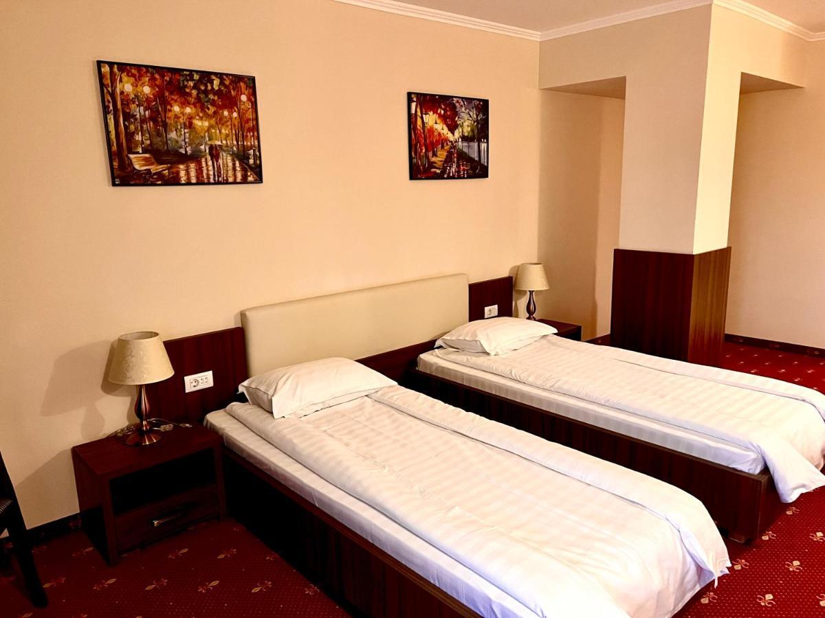 Complex Azar Hotel Galaţi Buitenkant foto